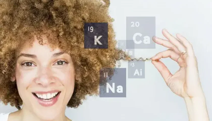 Kobieta z pięknymi, zdrowymi włosami.