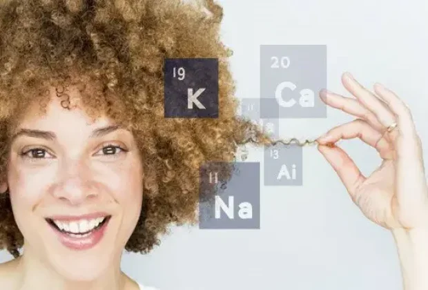 Kobieta z pięknymi, zdrowymi włosami.